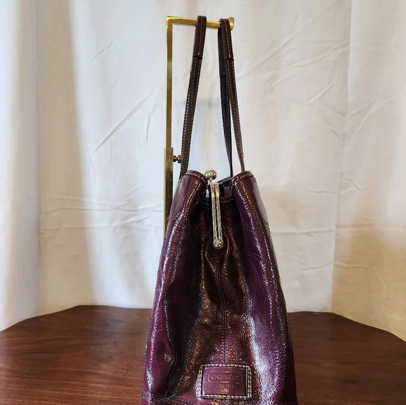 Spotless deep plum "Nora" Kisslock in patent leather. - Picture 5 of 11